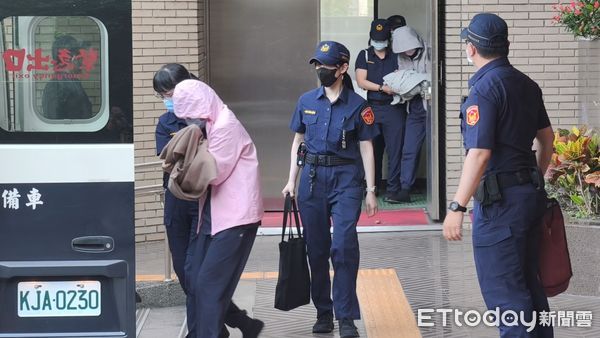 ▲▼台北地院今（2日）第7天審理剴剴案，涉案在押保母姊妹劉彩萱（粉色連帽衣）、劉若琳（灰色連帽衣）遮臉還押，聲援剴剴的網路媽媽群成員在法院外舉標語，怒吼「共同正犯，必須嚴懲！」。（圖／記者黃哲民攝）