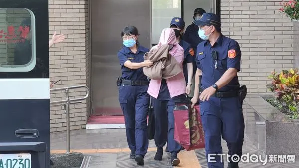 ▲▼台北地院今（2日）第7天審理剴剴案，涉案在押保母姊妹劉彩萱（粉色連帽衣）、劉若琳（灰色連帽衣）遮臉還押，聲援剴剴的網路媽媽群成員在法院外舉標語，怒吼「共同正犯，必須嚴懲！」。（圖／記者黃哲民攝）