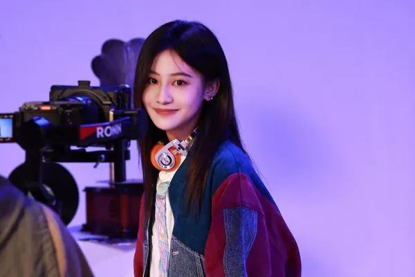 ▲袁一琦直接上前警告該男子。（圖／翻攝自微博）