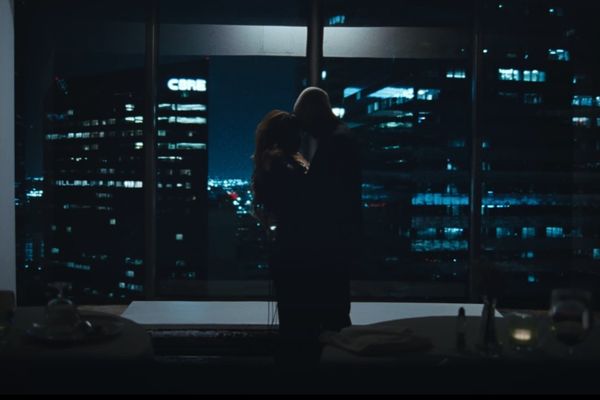 ▲魔力紅主唱亞當在MV中化身特務，與LISA在劇中相愛相殺。（圖／翻攝自YouTube／Maroon 5）