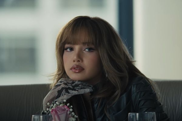 ▲魔力紅主唱亞當在MV中化身特務，與LISA在劇中相愛相殺。（圖／翻攝自YouTube／Maroon 5）