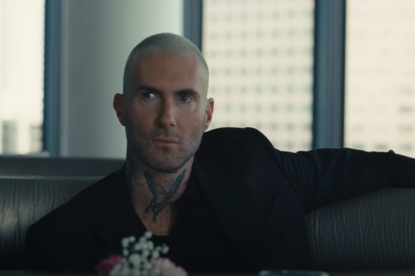 ▲魔力紅主唱亞當在MV中化身特務，與LISA在劇中相愛相殺。（圖／翻攝自YouTube／Maroon 5）