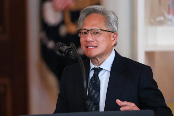 ▲▼NVIDIA執行長黃仁勳與美國總統川普在「美國製造，投資美國」活動上握手。（圖／路透）