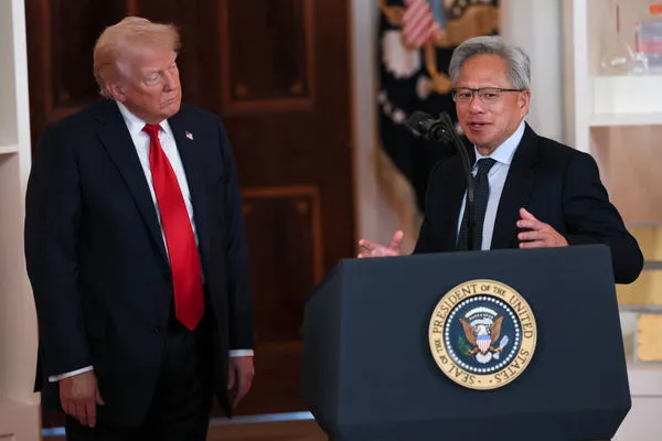 ▲▼NVIDIA執行長黃仁勳與美國總統川普在「美國製造，投資美國」活動上握手。（圖／路透）