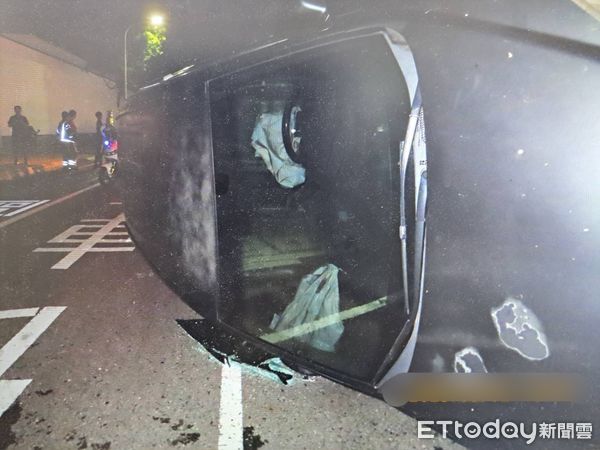 ▲台南東區晚間發生自撞車禍，77歲廖姓駕駛疑操作不慎撞上安全島，受傷送醫無大礙。（民眾提供，下同）