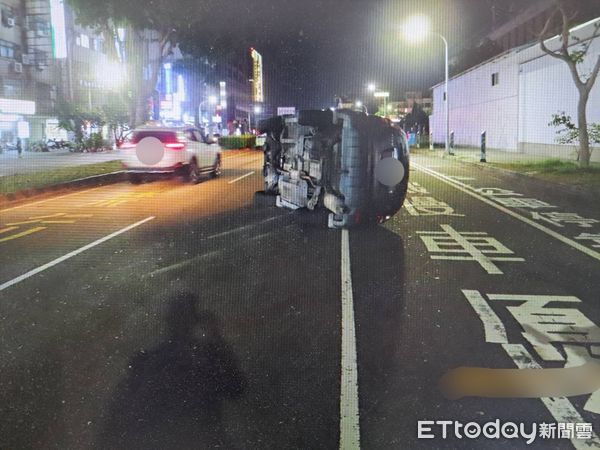 ▲台南東區晚間發生自撞車禍，77歲廖姓駕駛疑操作不慎撞上安全島，受傷送醫無大礙。（民眾提供，下同）