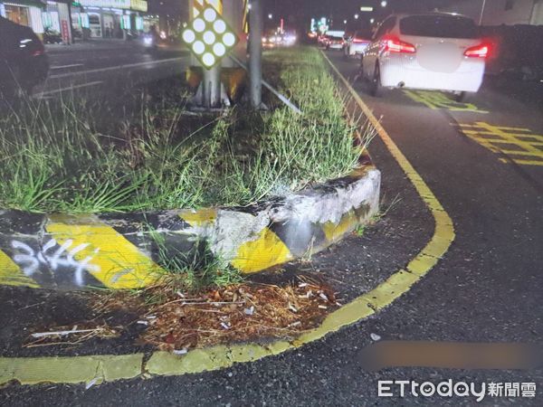 ▲台南東區晚間發生自撞車禍，77歲廖姓駕駛疑操作不慎撞上安全島，受傷送醫無大礙。（民眾提供，下同）