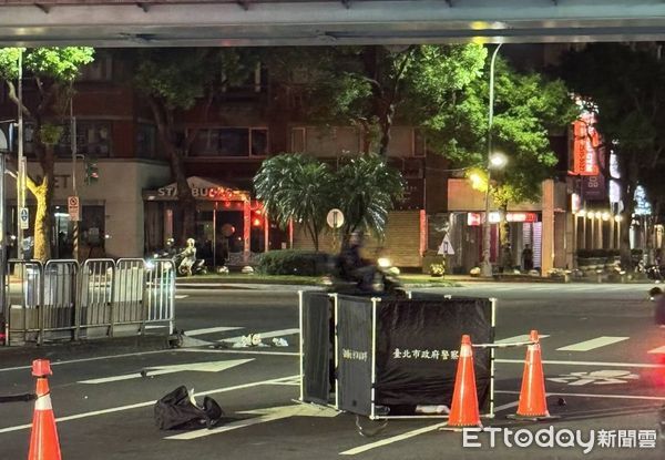 ▲▼快訊／台北松山區發生死亡車禍　老翁遭多輛機車撞擊身亡。（圖／記者黃彥傑翻攝）