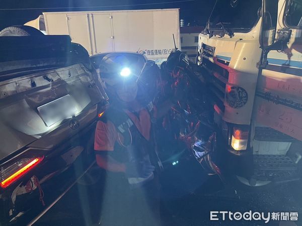 ▲國道1號仁德段深夜傳出6輛小客車與大貨車追撞事故，消防人員搶救脫困後將4名傷者送醫。（記者林東良翻攝，下同）