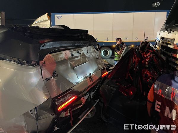 ▲國道1號仁德段深夜傳出6輛小客車與大貨車追撞事故，消防人員搶救脫困後將4名傷者送醫。（記者林東良翻攝，下同）