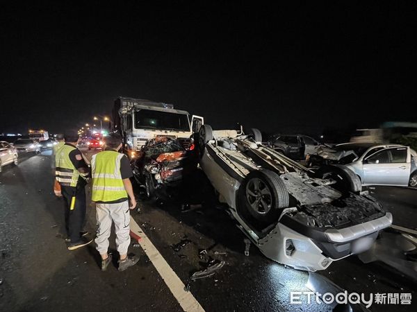 ▲國道1號仁德段深夜傳出6輛小客車與大貨車追撞事故，消防人員搶救脫困後將4名傷者送醫。（記者林東良翻攝，下同）