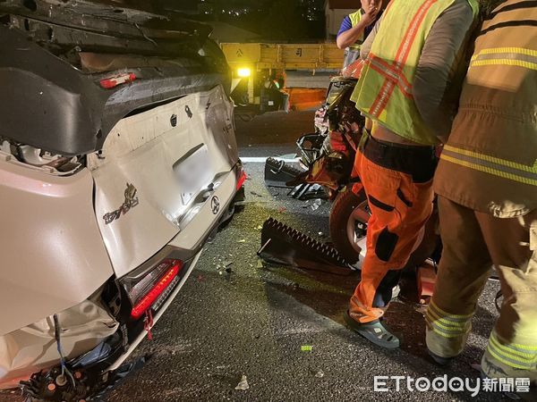 ▲國道1號仁德段深夜傳出6輛小客車與大貨車追撞事故，消防人員搶救脫困後將4名傷者送醫。（記者林東良翻攝，下同）