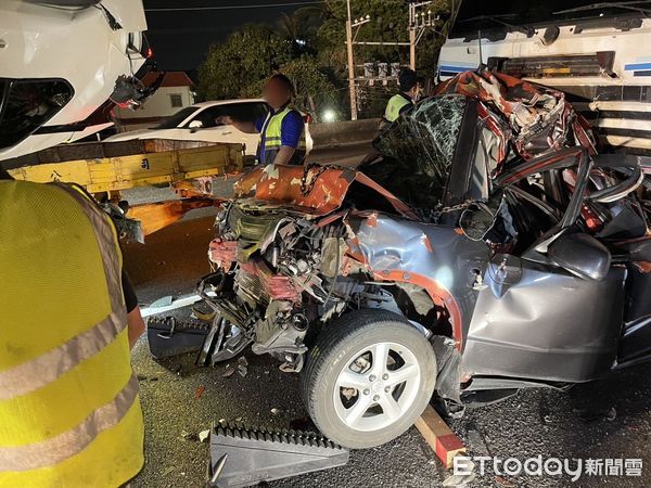 ▲國道1號仁德段深夜傳出6輛小客車與大貨車追撞事故，消防人員搶救脫困後將4名傷者送醫。（記者林東良翻攝，下同）