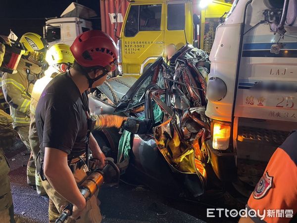 ▲國道1號仁德段深夜傳出6輛小客車與大貨車追撞事故，消防人員搶救脫困後將4名傷者送醫。（記者林東良翻攝，下同）
