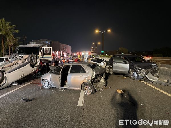 ▲國道1號仁德段深夜傳出6輛小客車與大貨車追撞事故，消防人員搶救脫困後將4名傷者送醫。（記者林東良翻攝，下同）