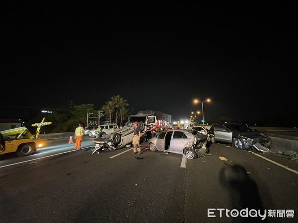 ▲國道1號仁德段深夜傳出6輛小客車與大貨車追撞事故，消防人員搶救脫困後將4名傷者送醫。（記者林東良翻攝，下同）