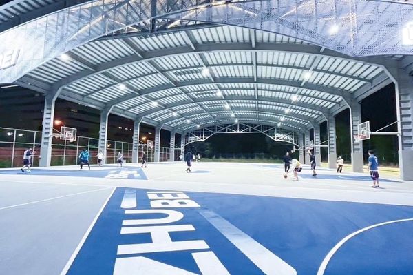 竹北星際籃球場遭人惡意塗鴉。（圖／翻攝自Facebook／竹北市公所）