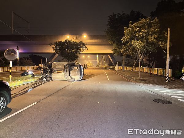 ▲▼台中「狗頭牌」白車自撞分隔島翻覆　人沒落跑無酒駕。（圖／記者許權毅翻攝）