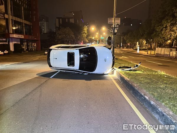 ▲▼台中「狗頭牌」白車自撞分隔島翻覆　人沒落跑無酒駕。（圖／記者許權毅翻攝）