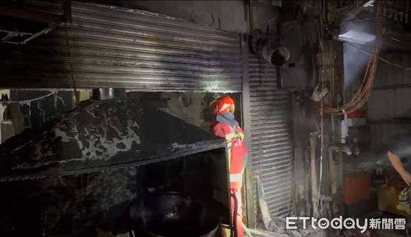 ▲▼基隆市愛二路巷內2日深夜發生火警。（圖／記者郭世賢翻攝）