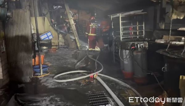 ▲▼基隆市愛二路巷內2日深夜發生火警。（圖／記者郭世賢翻攝）