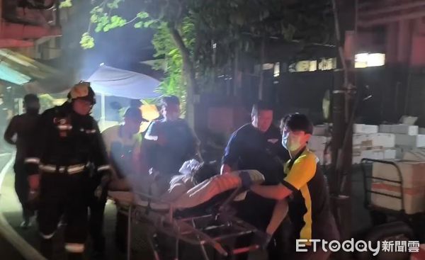 ▲▼基隆市愛二路巷內2日深夜發生火警。（圖／記者郭世賢翻攝）