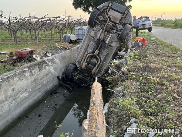 ▲▼             台東臨海路二段駕駛拒檢逃逸，結果自撞栽進路邊水溝。（圖／記者楊漢聲翻攝，下同）