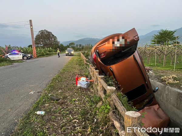 ▲▼             台東臨海路二段駕駛拒檢逃逸，結果自撞栽進路邊水溝。（圖／記者楊漢聲翻攝，下同）