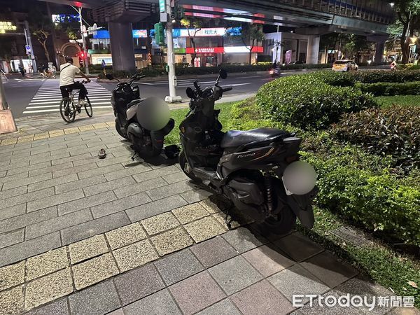 ▲▼ 台北市松山區昨(2)日晚間發生一起死亡交通事故，一93歲失智老翁違規穿越馬路遭2輛機車撞上，送醫不治     。（圖／記者邱中岳翻攝）