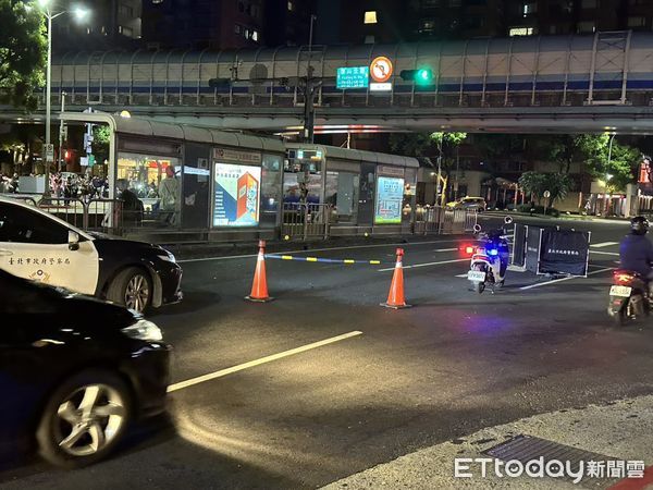 ▲▼ 台北市松山區昨(2)日晚間發生一起死亡交通事故，一93歲失智老翁違規穿越馬路遭2輛機車撞上，送醫不治     。（圖／記者邱中岳翻攝）