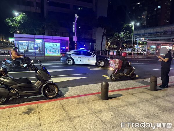 ▲▼ 台北市松山區昨(2)日晚間發生一起死亡交通事故，一93歲失智老翁違規穿越馬路遭2輛機車撞上，送醫不治     。（圖／記者邱中岳翻攝）