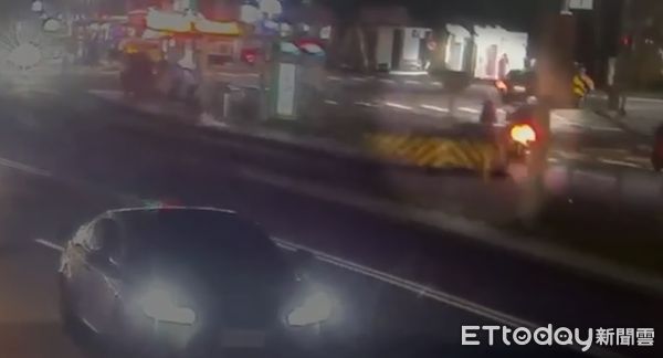 ▲▼ 台北市松山區昨(2)日晚間發生一起死亡交通事故，一93歲失智老翁違規穿越馬路遭2輛機車撞上，送醫不治     。（圖／記者邱中岳翻攝）