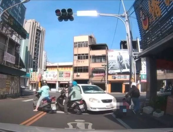▲彰化市南校街與中山路發生車禍。（圖／翻攝自彰化人大小事）