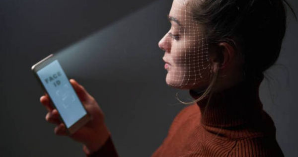 男友「不給設Face ID」！她拿前任相比想分手　網友反應一面倒