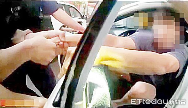 ▲桃園市警局保大員警昨天下午在桃園區復興路攔查駕駛未繫安全帶，駕駛因持有毒品拒絕盤查，警方以優勢警力壓制2人到案。（圖／記者沈繼昌翻攝）