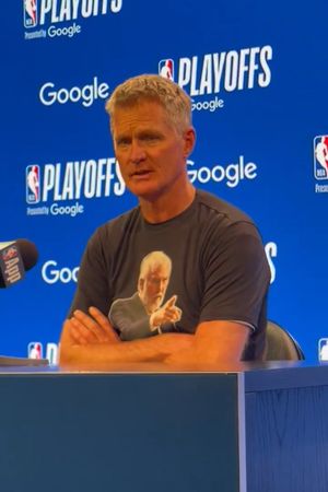 ▲▼柯爾穿上波波維奇T恤致敬傳奇教頭。（圖／翻攝自Ｘ／@mattgzman）