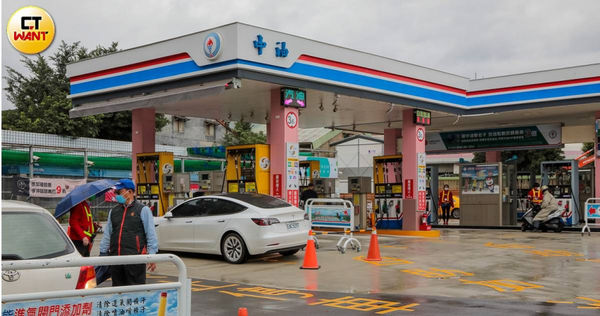 他見加油機上貼「自備飲料杯省5元」！　網笑：92能加波霸嗎