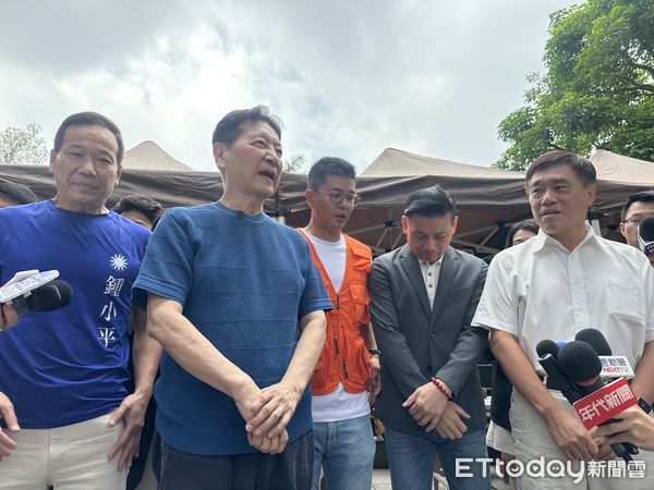 ▲▼   趙少康、副市長郝龍斌、國民黨北市黨部主委戴錫欽等人今天前往萬華區青年公園，為罷免民進黨立委吳沛憶團體、領銜人李孝亮站台      。（圖／記者崔至雲攝）
