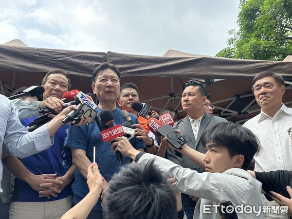 ▲▼   趙少康、副市長郝龍斌、國民黨北市黨部主委戴錫欽等人今天前往萬華區青年公園，為罷免民進黨立委吳沛憶團體、領銜人李孝亮站台      。（圖／記者崔至雲攝）