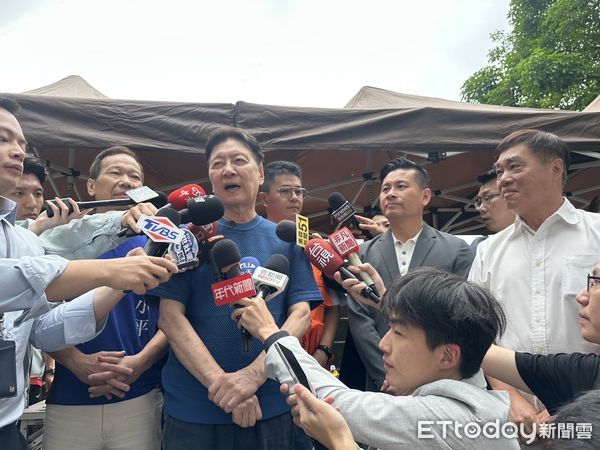 ▲▼   趙少康、前台北市長郝龍斌、國民黨北市黨部主委戴錫欽等人今天前往萬華區青年公園，為罷免民進黨立委吳沛憶團體、領銜人李孝亮站台      。（圖／記者崔至雲攝）