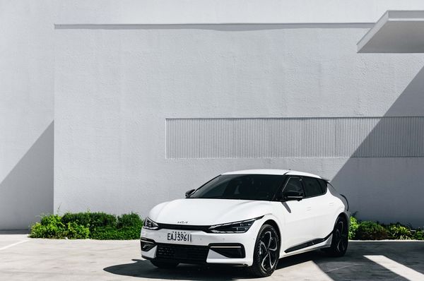 The Kia EV6 純電智慧跨界休旅，韓國首款獲得Carbon Trust碳足跡認證車款。