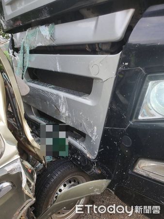 ▲▼苗栗縣苑裡路段今(3)日清晨發生一起車禍。（圖／記者楊永盛翻攝）