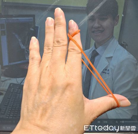 ▲▼醫師建議平日可以做拇指舒展保健運動鍛鍊肌力 。（圖／記者許宥孺翻攝）