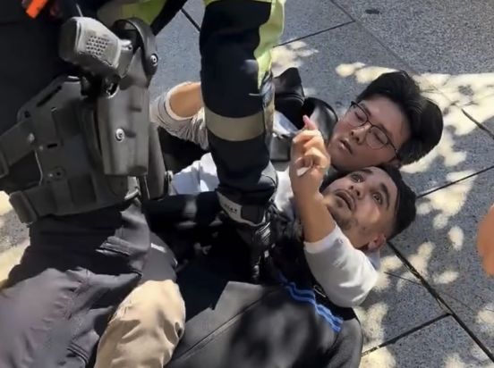 ▲▼遊歐「裸絞」搶匪拿回相機　攝影師發文：中國人出事不怕事！（圖／翻攝微博）