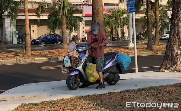 ▲▼高雄婦人在綠地上傾倒廚餘。（圖／記者許宥孺翻攝）