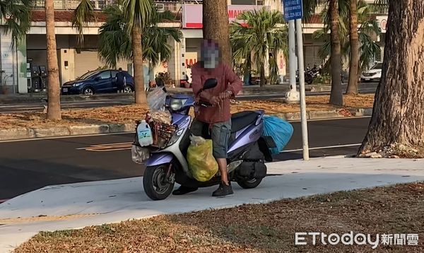 ▲▼高雄婦人在綠地上傾倒廚餘。（圖／記者許宥孺翻攝）