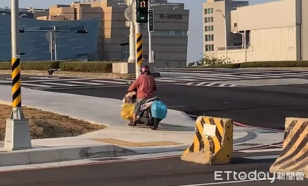 ▲▼高雄婦人在綠地上傾倒廚餘。（圖／記者許宥孺翻攝）