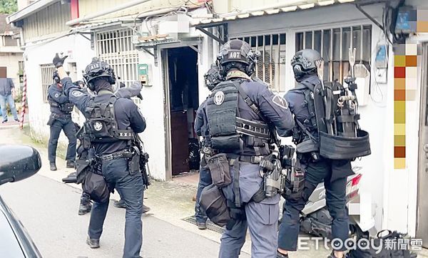 ▲中壢警方報請桃園地檢署檢察官指揮，4月29日在中壢區某民宅查獲游姓男子改裝槍枝、自製爆裂物與毒品製造，圖為霹靂小組荷槍實彈攻堅畫面。（圖／記者沈繼昌翻攝）