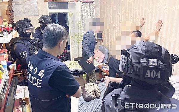 ▲桃園檢警聯手，4月29日在中壢區某民宅查獲游姓男子改裝槍枝、自製爆裂物與毒品製造，警方當場查獲游姓男子到案。（圖／記者沈繼昌翻攝）