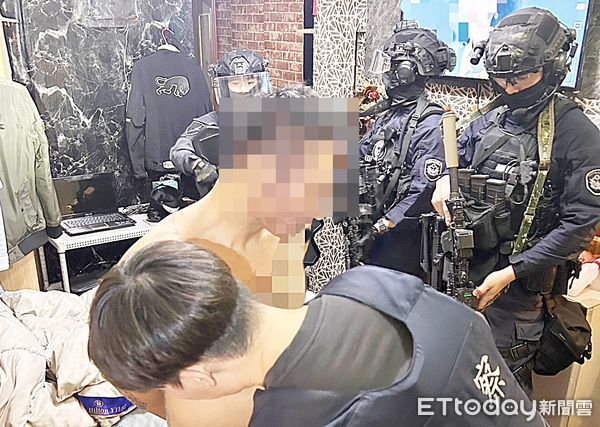 ▲桃園檢警聯手，4月29日在中壢區某民宅查獲游姓男子改裝槍枝、自製爆裂物與毒品製造，警方在游姓租屋處搜查可疑證物。（圖／記者沈繼昌翻攝）